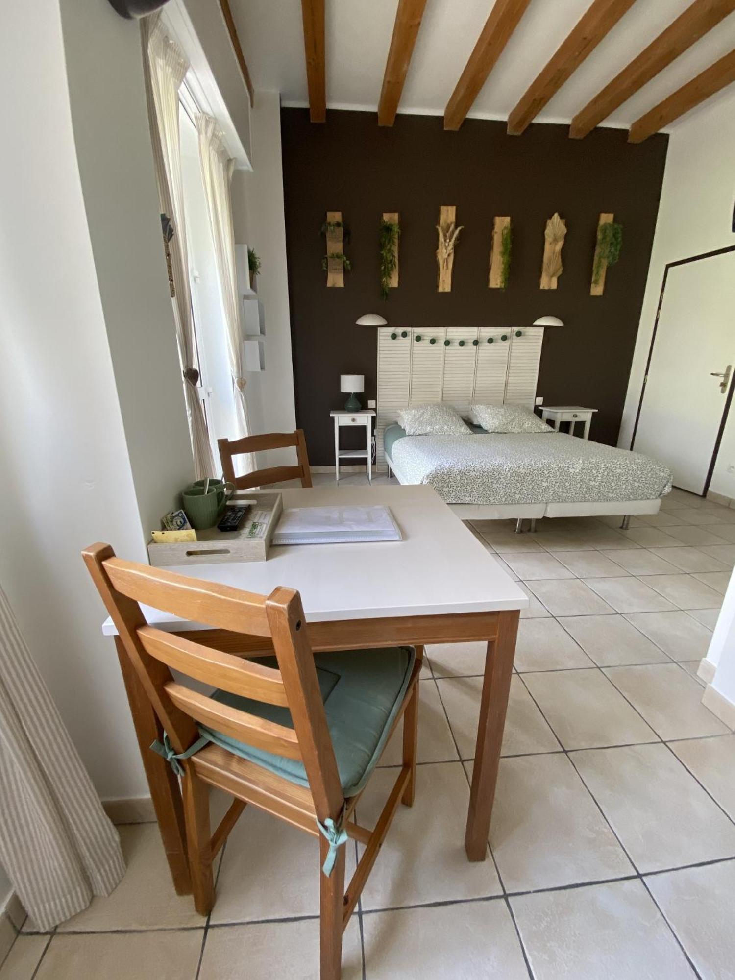 Chambres D'Hotes Aux Ecuries Du Chateau Contremoulins Kamer foto